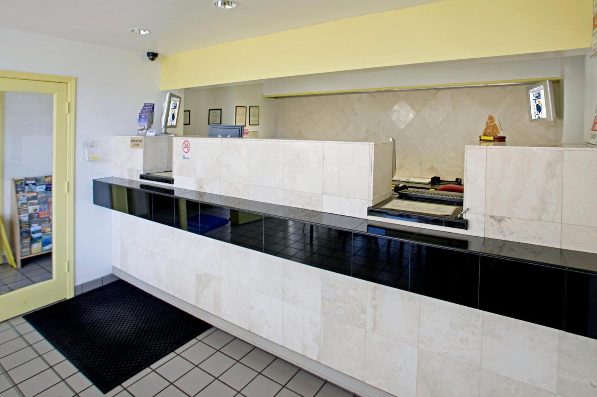 Budget Inn And Suites Stockton Yosemite מראה פנימי תמונה